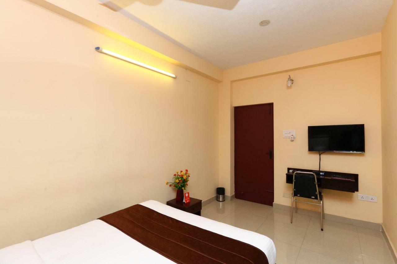 Oyo 6654 Neighbour Hotel 3*